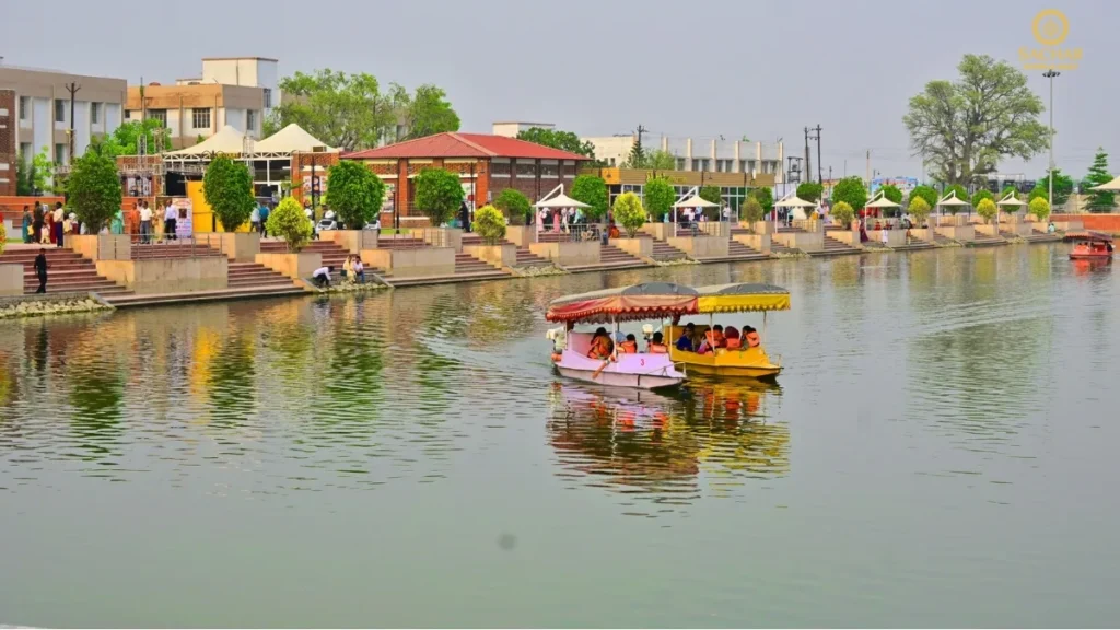 मिथिला हाट में तालाब में घूमने के लिए नाव (Boating)